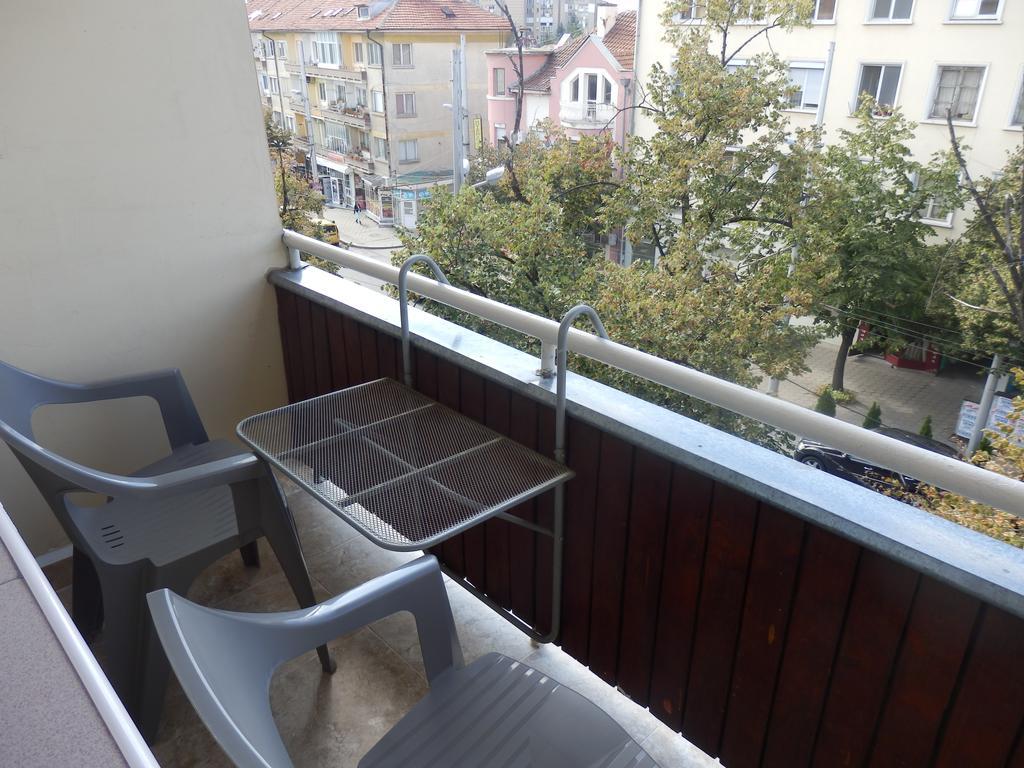 Семеен Хотел Роза Kazanlŭk Exteriör bild